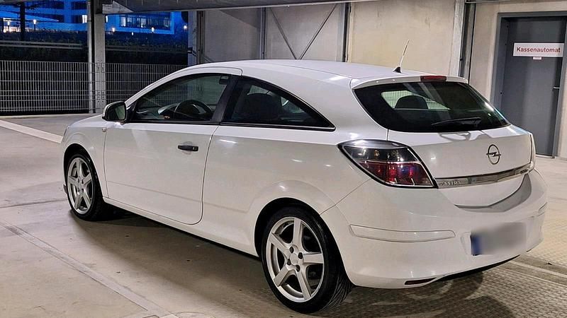 Gebraucht Opel Astra 90 PS (66 kW) 2010 Weiß Coupé