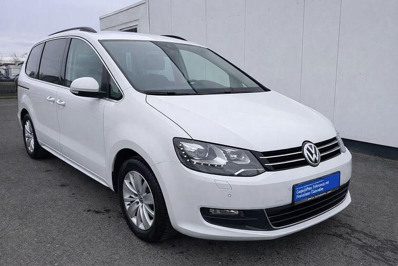 Gebraucht VW Sharan Comfortline 150 PS (110 kW) 2015 Pure white Van / Kleinbus