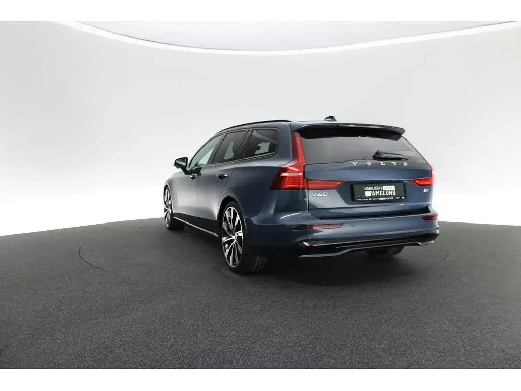 Gebraucht Volvo V60 Ultimate 197 PS (144 kW) 2024 Blau Kombi