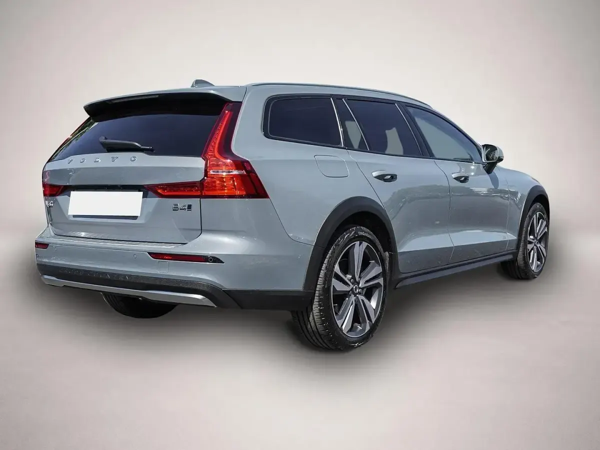 Gebraucht Volvo V60 CC Plus 197 PS (144 kW) 2024 Manufacturer Kombi