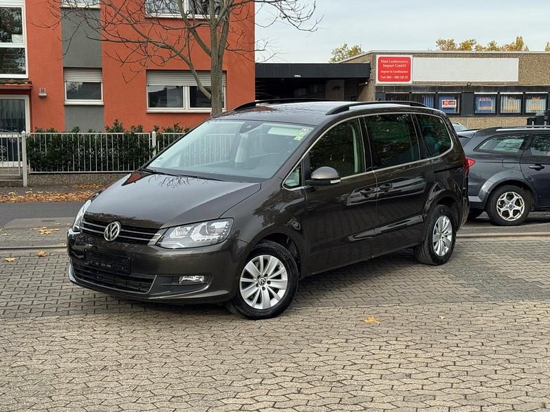Gebraucht VW Sharan 150 PS (110 kW) 2020 Braun Van / Kleinbus