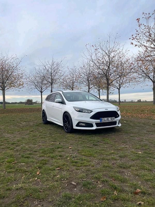 Gebraucht Ford Focus ST 250 PS (183 kW) 2018 Weiß Kombi