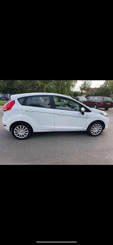 Gebraucht Ford Fiesta Ambiente 60 PS (44 kW) 2009 Weiß Kleinwagen