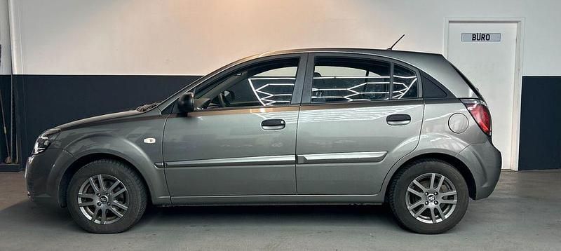 Gebraucht Kia Rio 75 PS (55 kW) 2010 Silber Limousine