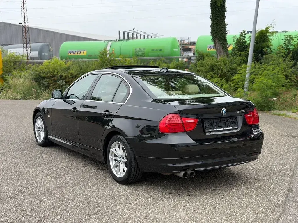 Gebraucht BMW 325 Sport Line 218 PS (160 kW) 2011 Schwarz Limousine