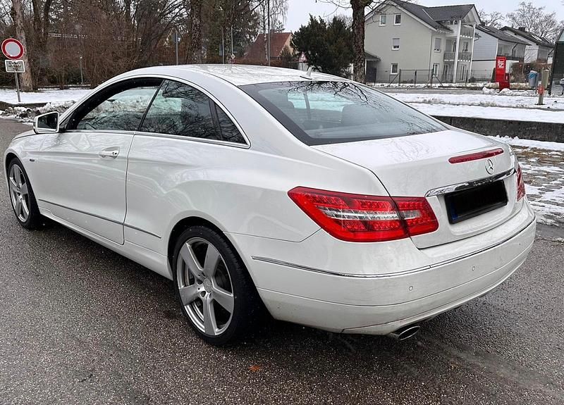 Gebraucht Mercedes E220 170 PS (125 kW) 2012 Calcitweiss  unilack Coupé