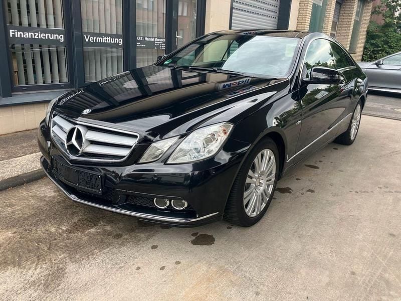 Schwarz Gebraucht 2011 Mercedes E220 Coupé | 14.998 € (Etwas zu teuer) - Bild 1/4