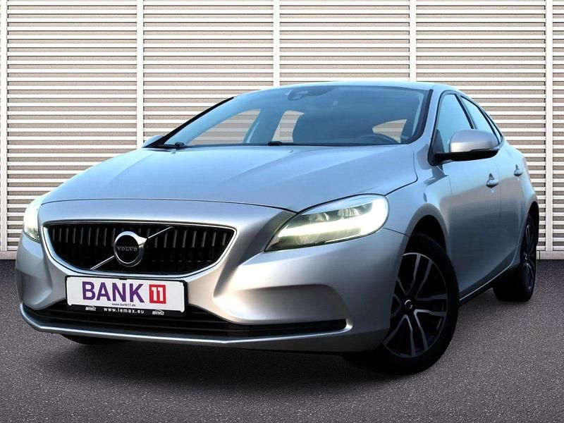 Gebraucht Volvo V40 Momentum 120 PS (88 kW) 2019 Silber Limousine