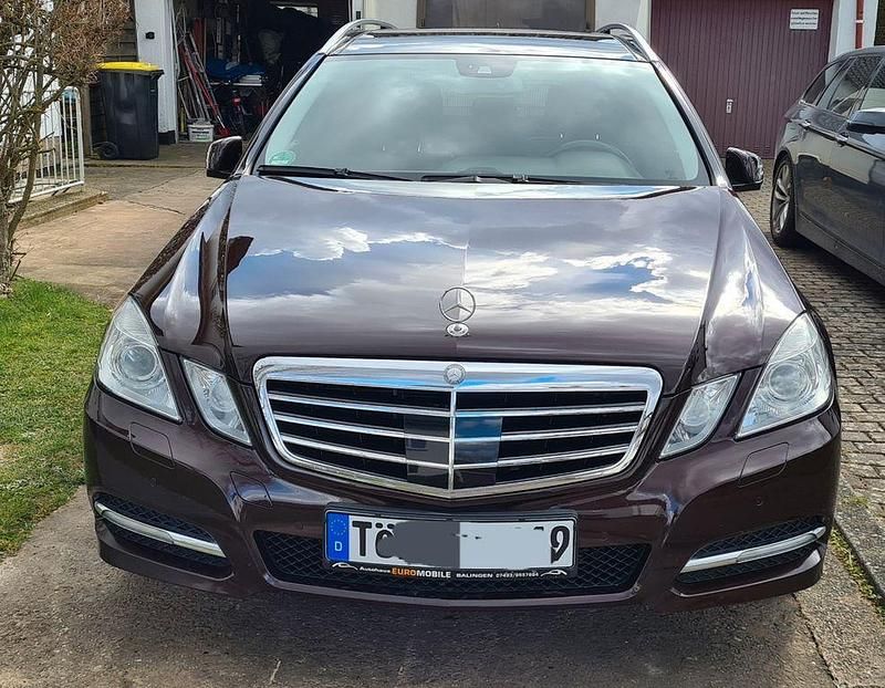Gebraucht Mercedes E220 Elegance 170 PS (125 kW) 2011 Braun Limousine