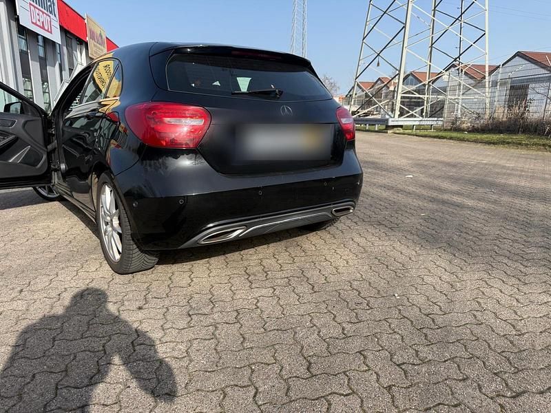 Gebraucht Mercedes A200 136 PS (100 kW) 2016 Schwarz Limousine