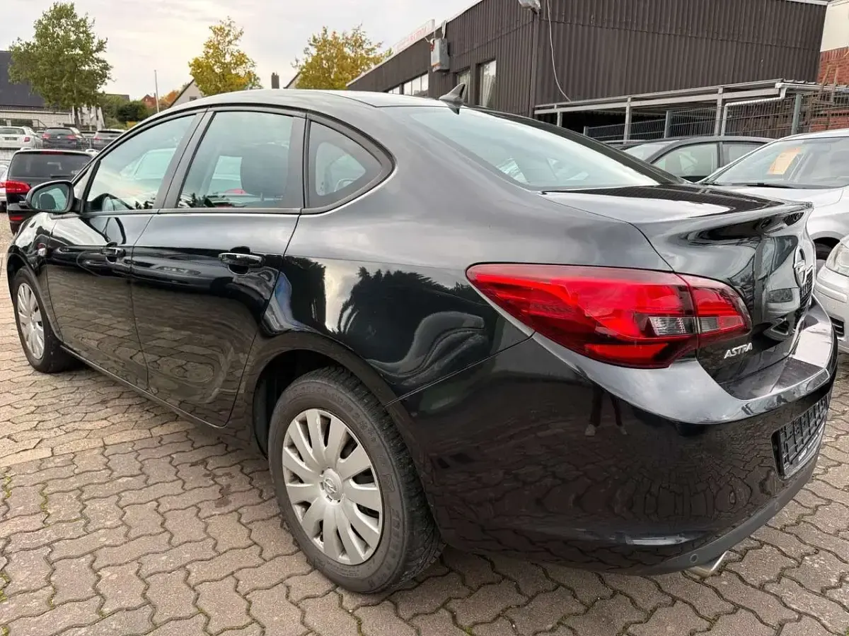 Usata Opel Astra 140 CV (102 kW) 2014 Nero Berlina