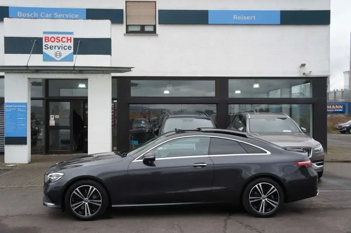 Gebraucht Mercedes E300 Avantgarde 258 PS (189 kW) 2023 Grün Coupé