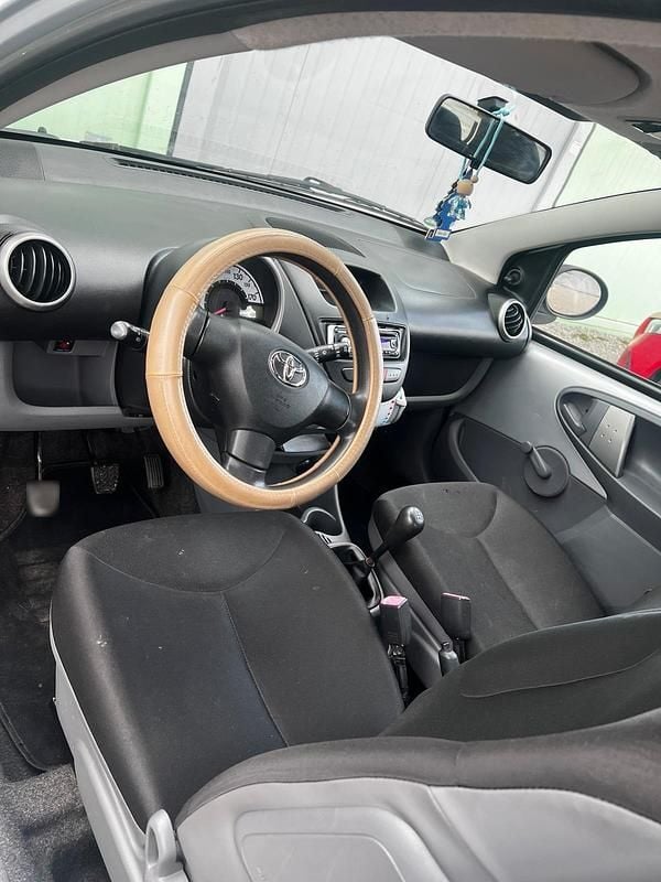 Gebraucht Toyota Aygo 70 PS (51 kW) 2009 Silber Kleinwagen