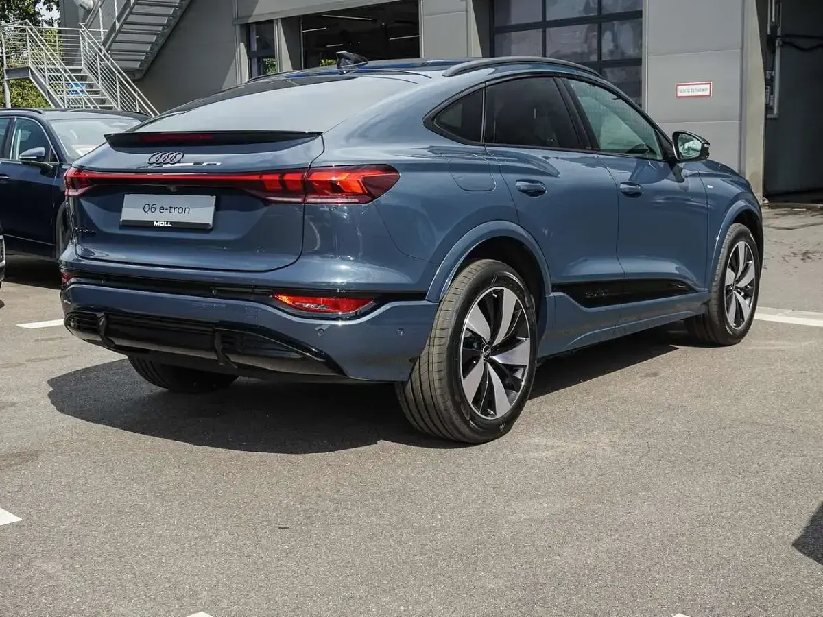 Neu Audi Q6 Sportback e-tron Business 225 kW (306 PS) 2026 Blau SUV