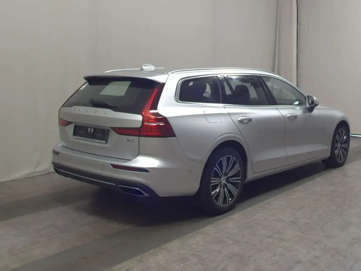 Gebraucht Volvo V60 Inscription 197 PS (144 kW) 2022 Silber Kombi