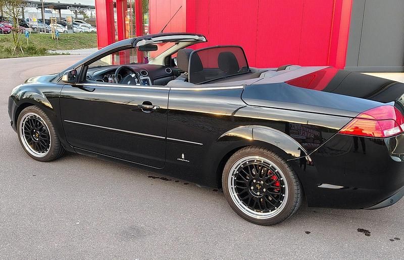 Schwarz Gebraucht 2010 Ford Focus Cabriolet Trend Cabrio | 6.998 € (Teuer) - Bild 1/4