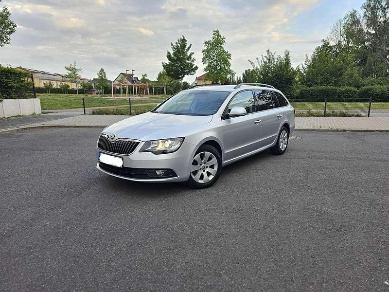 Silber Gebraucht 2013 Skoda Superb Kombi | 7.900 € (Guter Preis) - Bild 1/4