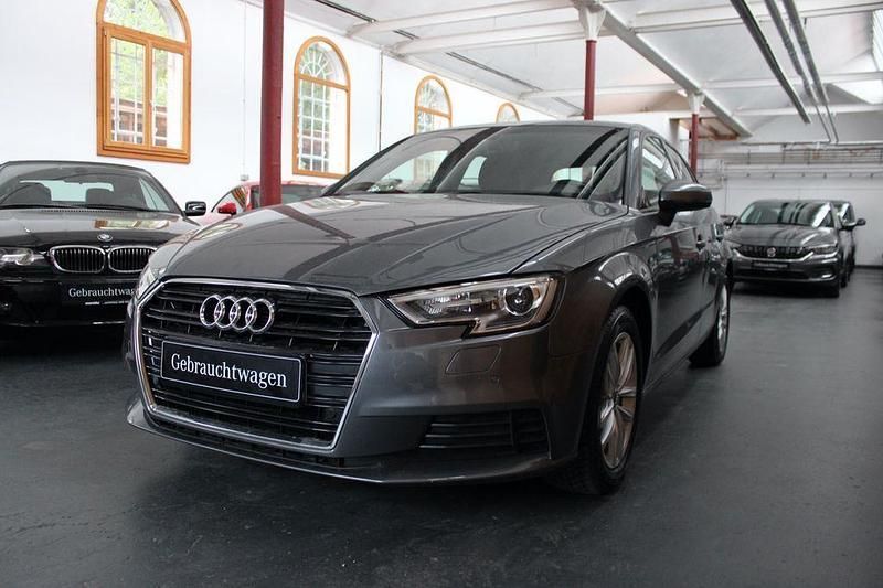 Grau Gebraucht 2020 Audi A3 Sportback Ambiente Limousine | 19.990 € (Superpreis) - Bild 1/4