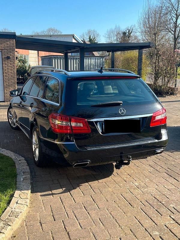 Gebraucht Mercedes E200 184 PS (135 kW) 2011 Schwarz Kombi