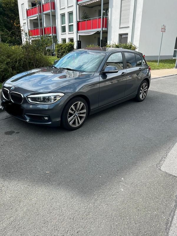 Grau Gebraucht 2017 BMW 118 Kleinwagen | 10.700 € (Superpreis) - Bild 1/4