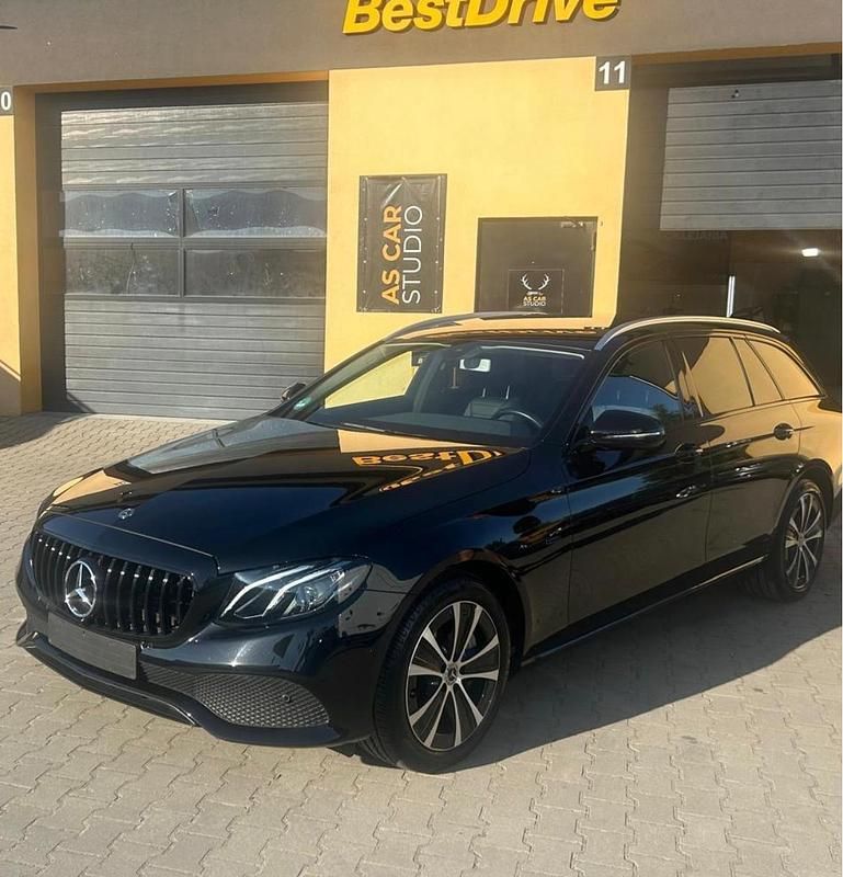 Second-hand Mercedes E300 306 CP (225 kW) 2019 Negru Break