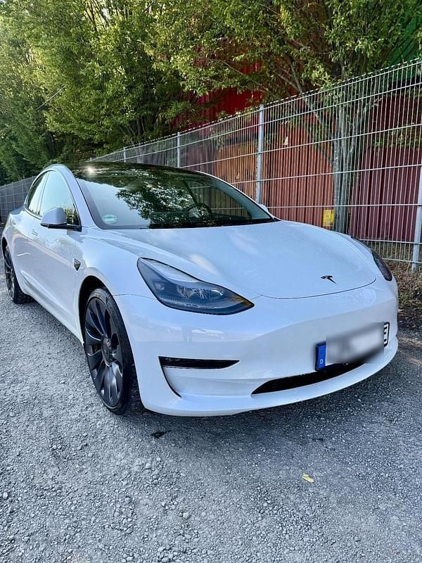 Weiß Gebraucht 2023 Tesla Model 3 Performance Limousine | 32.000 € (Superpreis) - Bild 1/3
