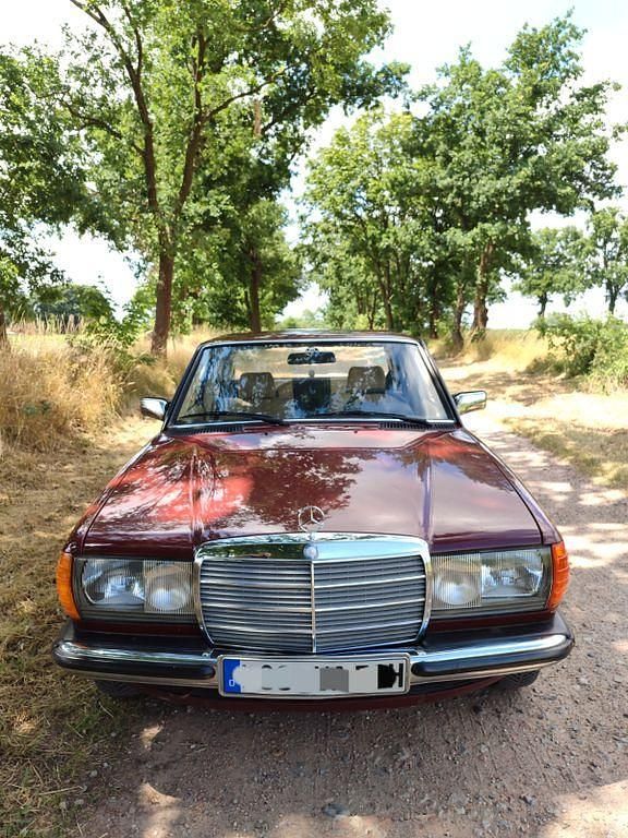 Gebraucht Mercedes E230 136 PS (100 kW) 1983 Rot Limousine