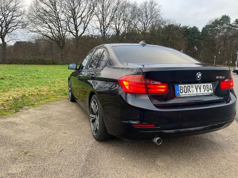 Gebraucht BMW 318 143 PS (105 kW) 2014 Schwarz Limousine