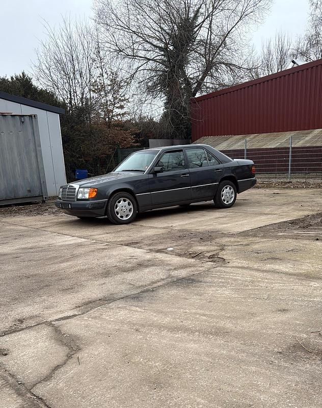 Gebraucht Mercedes E230 134 PS (98 kW) 1992 Limousine