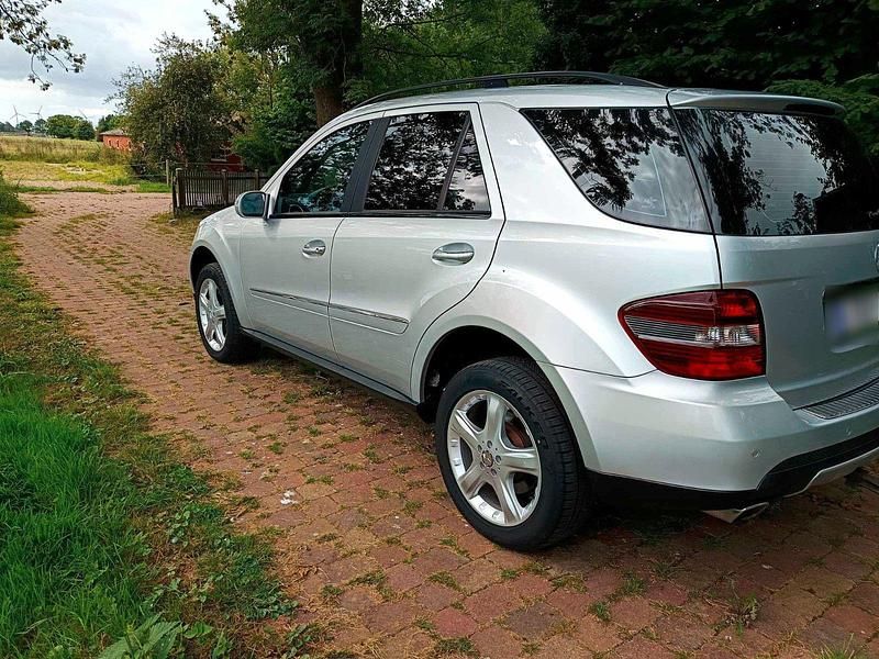 Gebraucht Mercedes ML320 224 PS (164 kW) 2008 Silber SUV