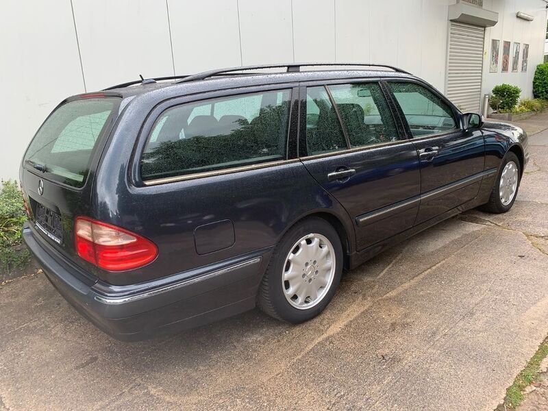 Gebraucht Mercedes E270 Elegance 170 PS (125 kW) 2002 Blau Kombi