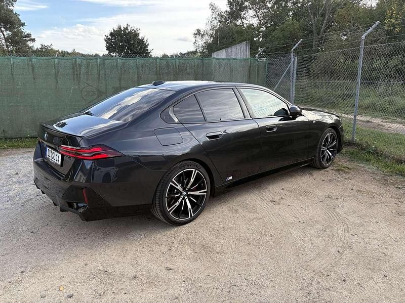 Gebraucht BMW 520 Sport Line 197 PS (144 kW) 2024 Grau Limousine