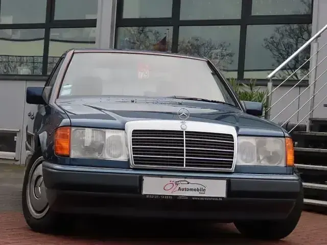 Gebraucht Mercedes E200 136 PS (100 kW) 1991 Blau Limousine