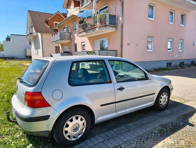 Usata VW Golf IV 101 CV (74 kW) 2000 Argento Berlina