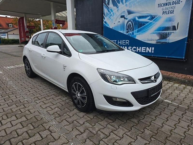 Weiß Gebraucht 2013 Opel Astra Active Limousine | 3.490 € (Guter Preis) - Bild 1/4