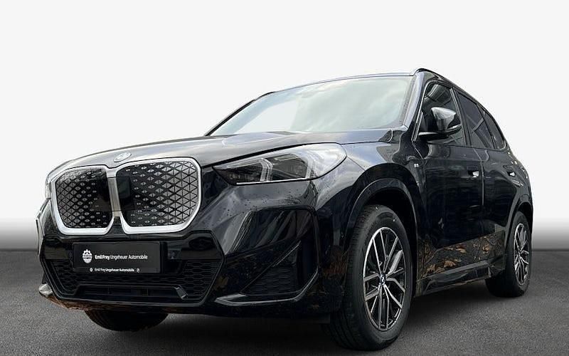 Saphirschwarz metallic Neu 2025 BMW iX1 M Sport SUV | 55.990 € (Guter Preis) - Bild 1/4