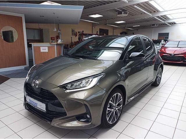 Rot Gebraucht 2024 Toyota Yaris Hybrid Plus Limousine | 26.490 € (Guter Preis) - Bild 1/4