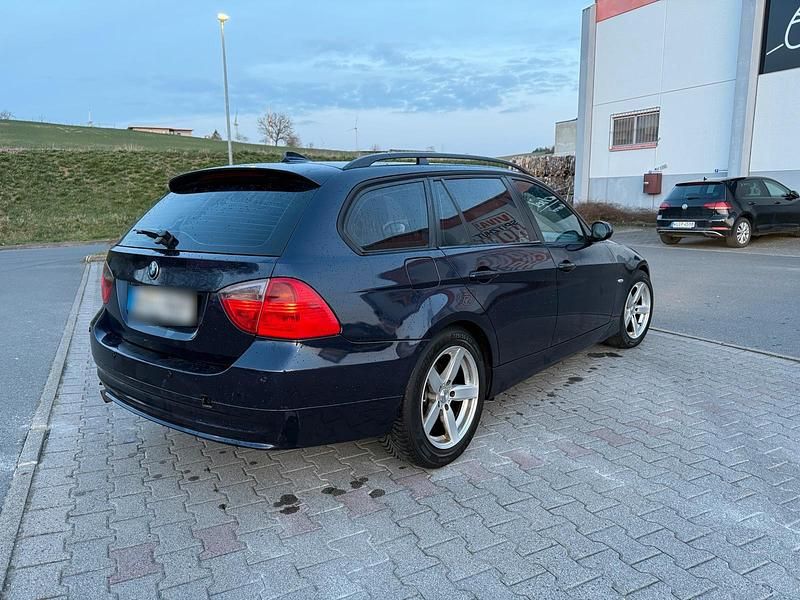 Gebraucht BMW 320 163 PS (119 kW) 2008 Blau Kombi