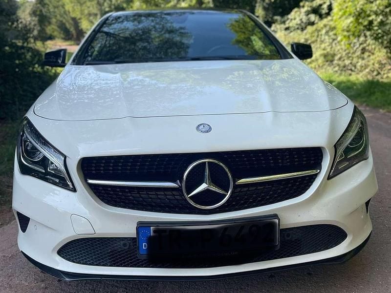 Weiß Gebraucht 2016 Mercedes CLA200 Shooting Brake Kombi | 16.500 € (Guter Preis) - Bild 1/4