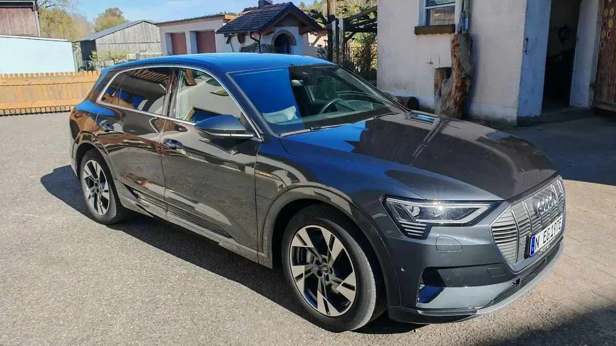Używany Audi e-tron S-Line 230 kW (313 KM) 2022 Szary SUV