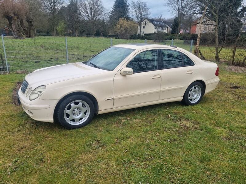 Beige Gebraucht 2005 Mercedes E200 Classic Limousine | 3.650 € - Bild 1/4