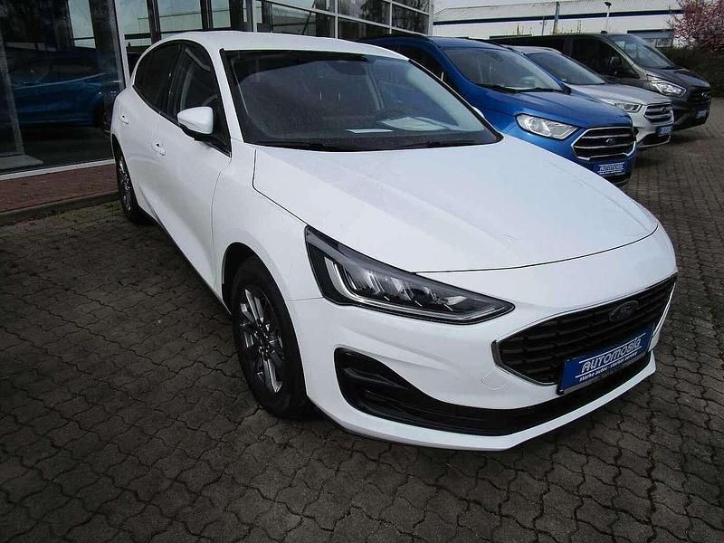 Frost weiß Gebraucht 2022 Ford Focus Titanium Limousine | 20.990 € (Fairer Preis) - Bild 1/4