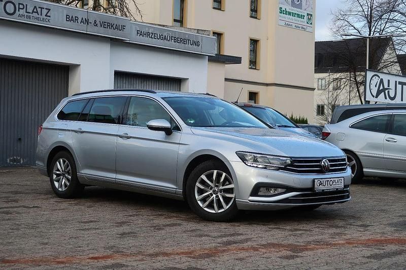 Silber Gebraucht 2021 VW Passat Kombi | 17.750 € (Guter Preis) - Bild 1/4