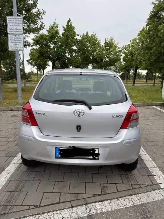 Gebraucht Toyota Yaris 105 PS (77 kW) 2011 Silber Kleinwagen