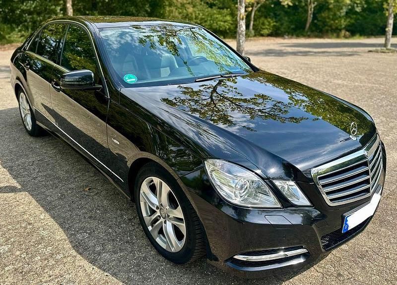 Schwarz Gebraucht 2012 Mercedes E200 Avantgarde Limousine | 14.500 € (Teuer) - Bild 1/4