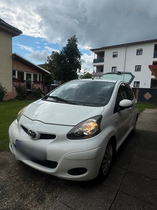 Weiß Gebraucht 2009 Toyota Aygo Kleinwagen | 2.500 € (Fairer Preis) - Bild 1/4