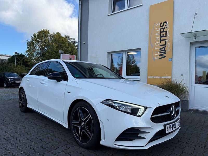 Weiß Gebraucht 2021 Mercedes A200 AMG Limousine | 19.885 € (Guter Preis) - Bild 1/4
