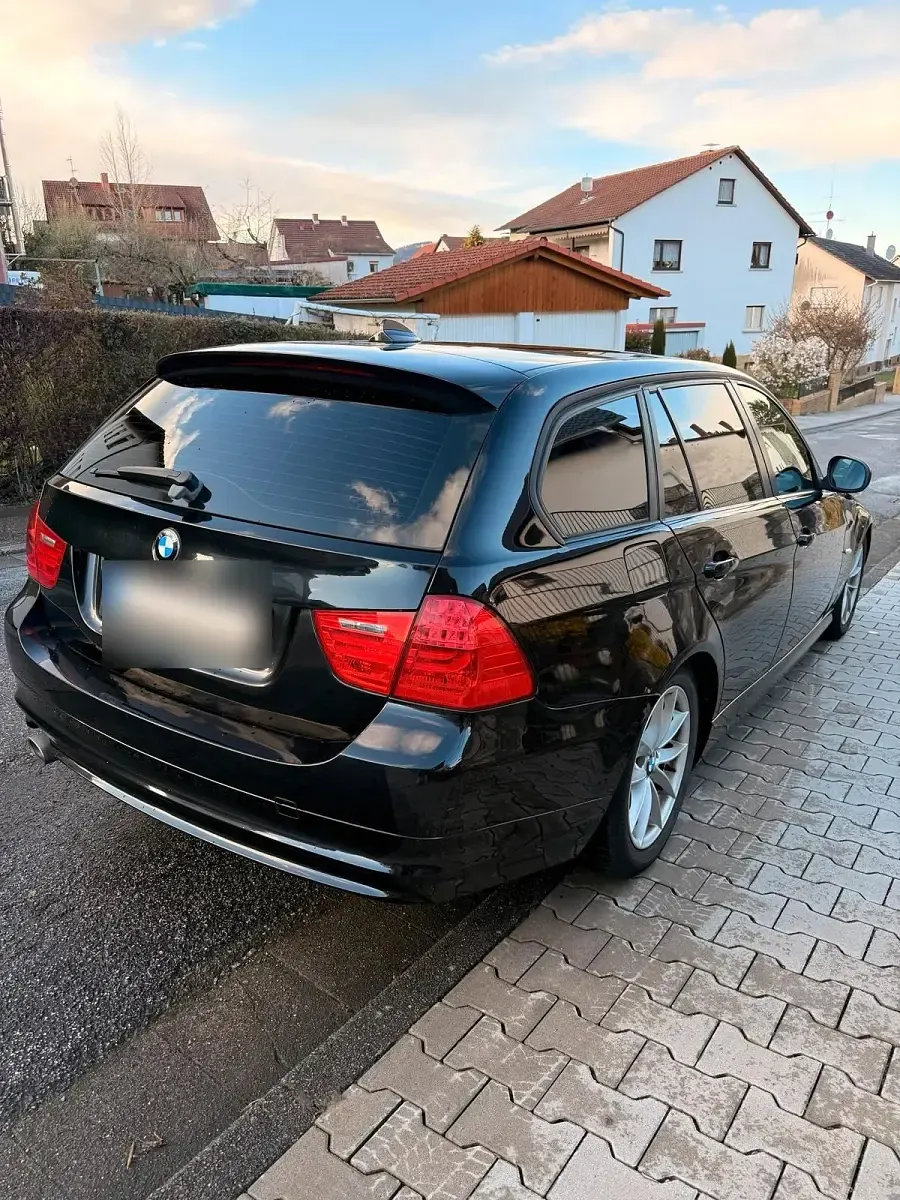 Gebraucht BMW 320 184 PS (135 kW) 2011 Schwarz Kombi