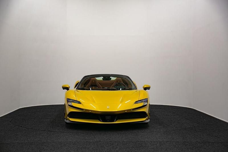Gebraucht Ferrari SF90 999 PS (734 kW) 2024 Gelb Cabrio