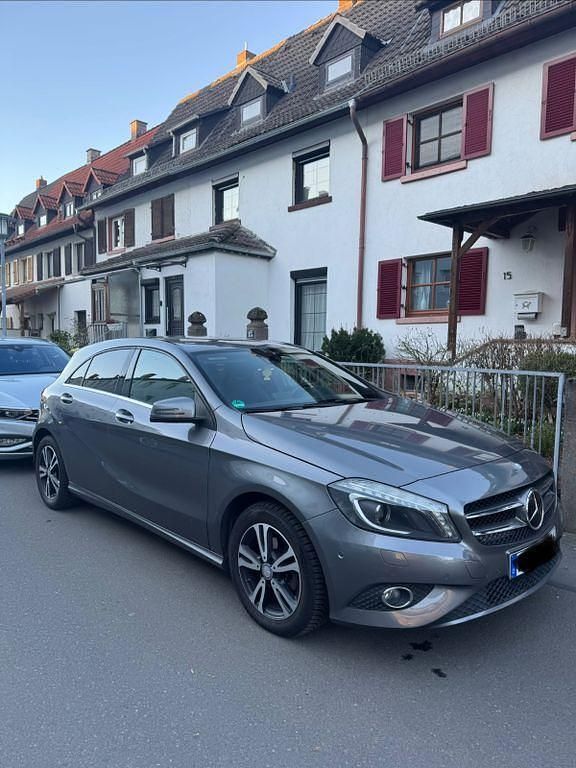 Gebraucht Mercedes A180 109 PS (80 kW) 2015 Grau Limousine